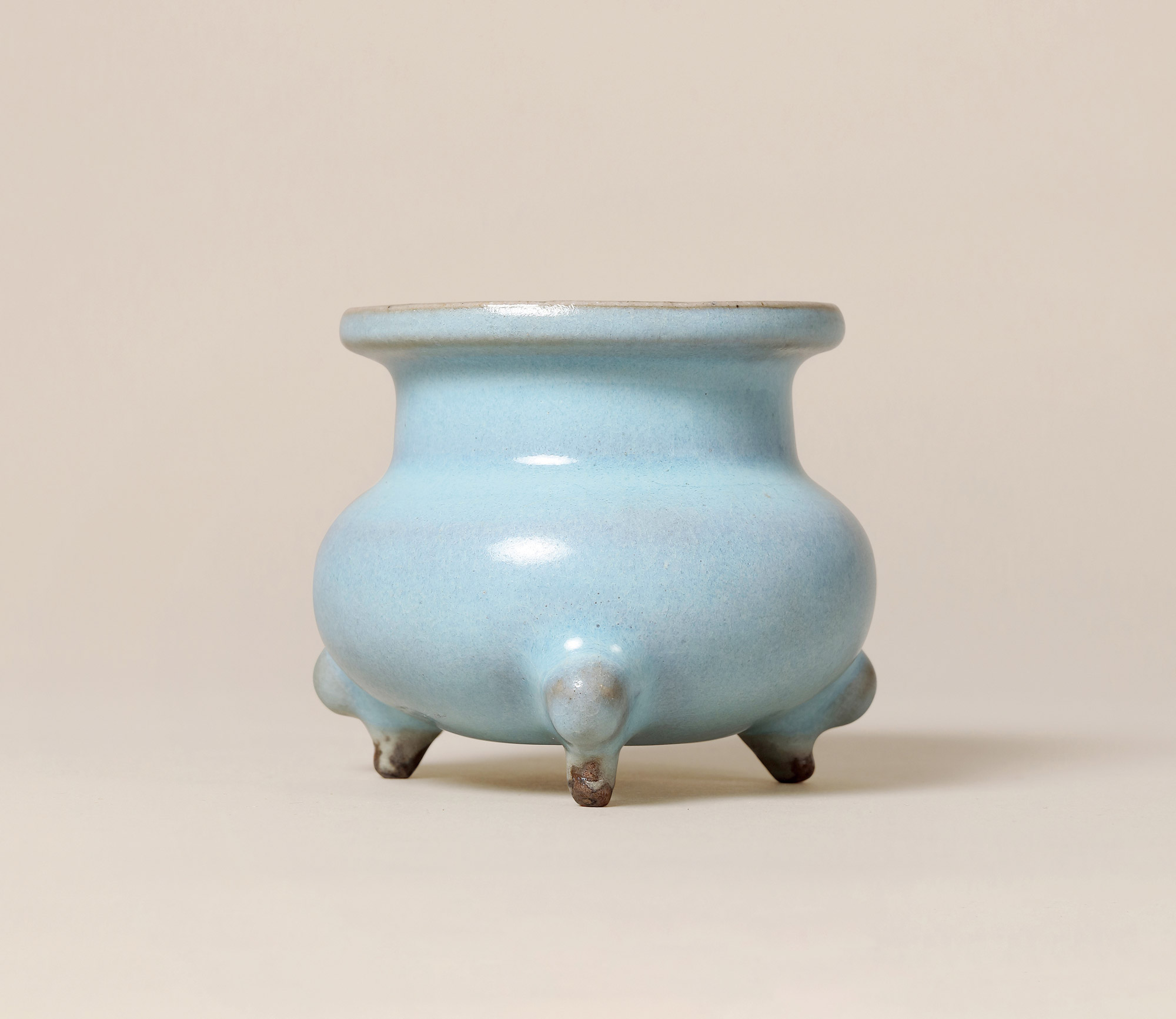 明 月白釉钧窑盘口三足炉