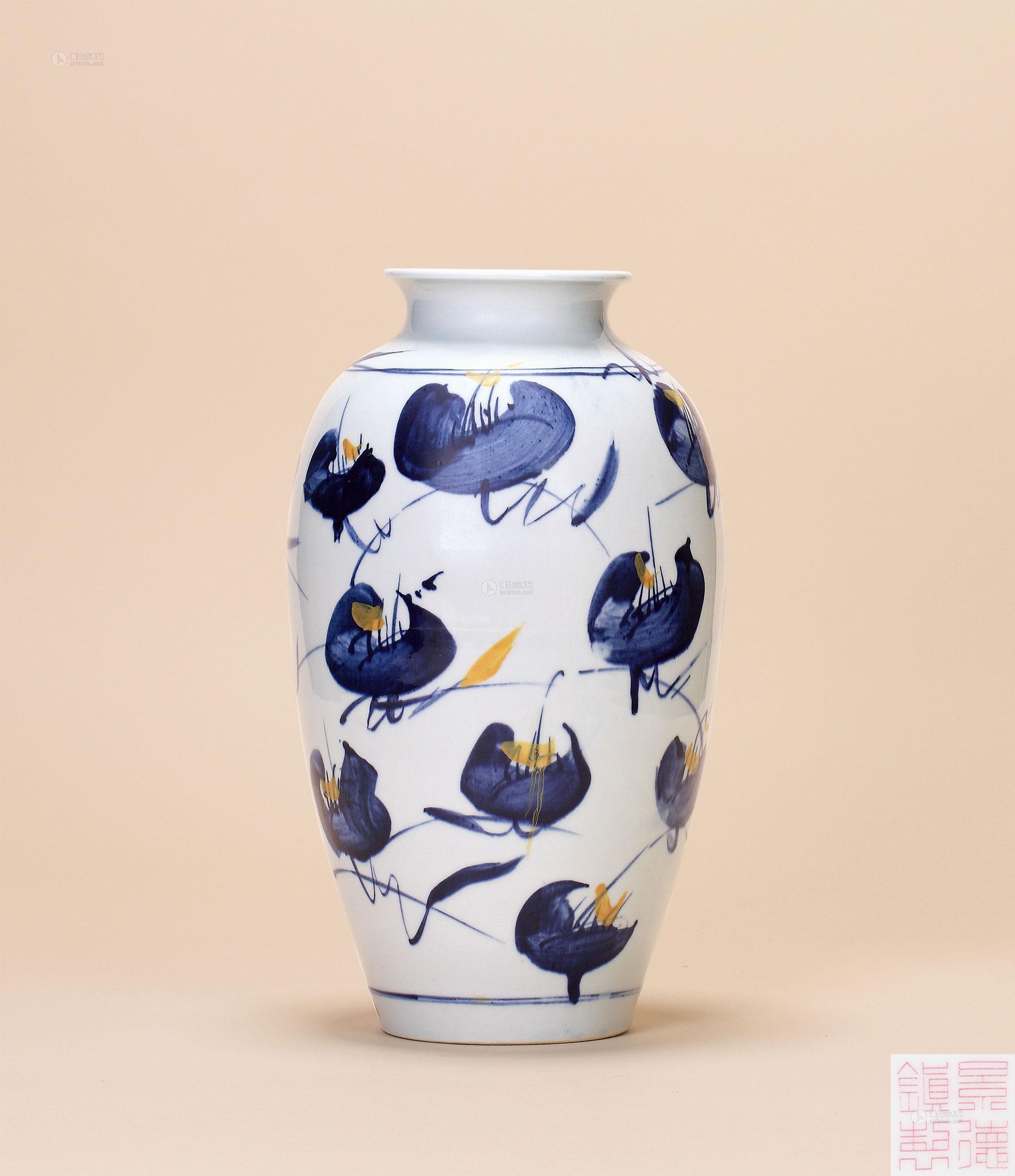 当代 诸葛伟 青花斗彩创新图案萝卜瓶