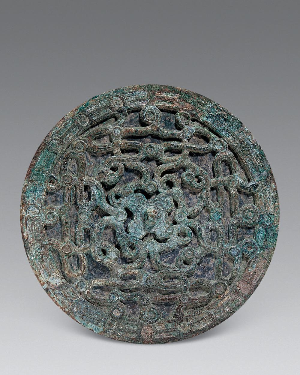 战国 蟠螭纹镂空镜