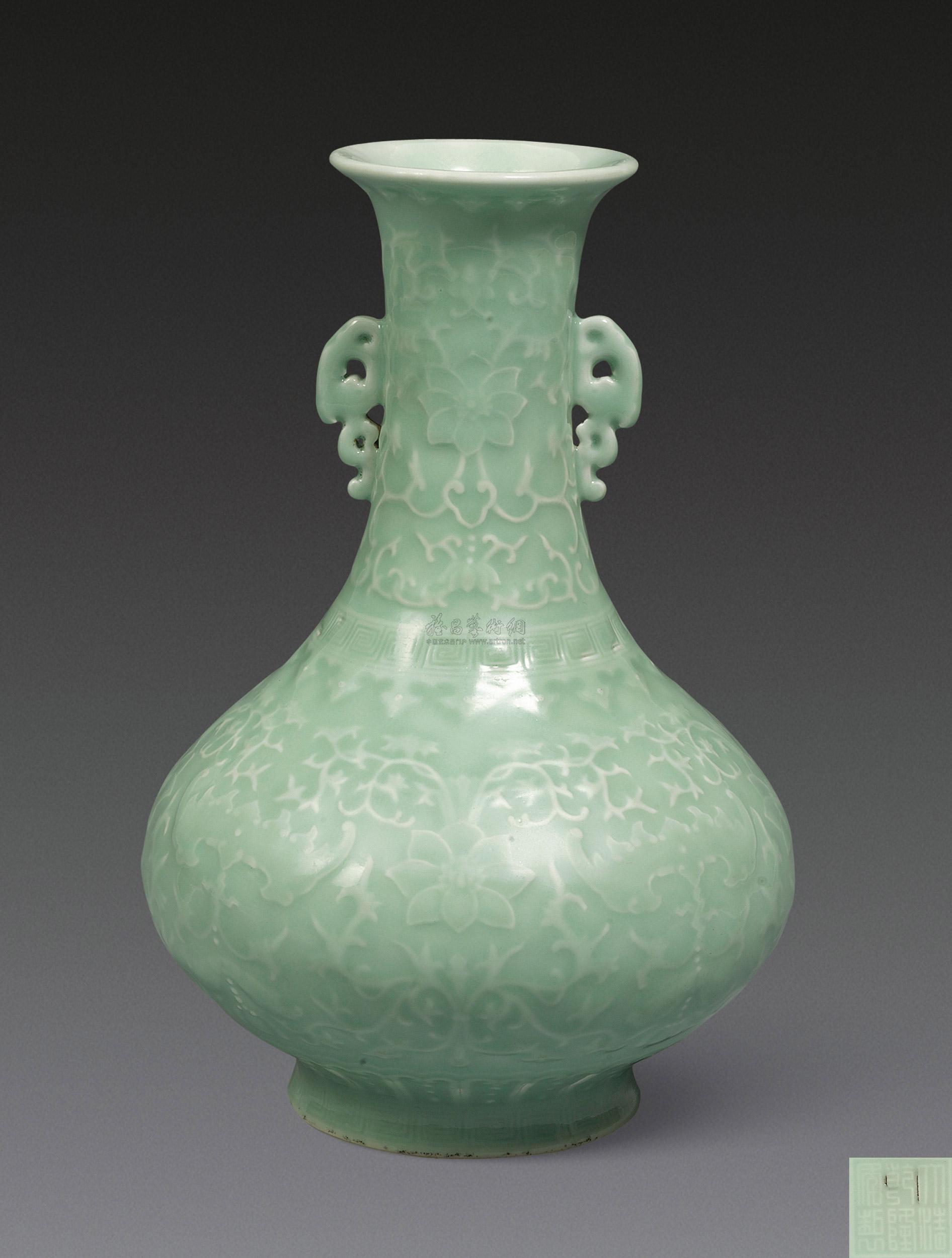 豆青釉缠枝莲灵芝耳赏瓶拍品分类陶瓷>清代单色釉瓷器创作年代清乾隆