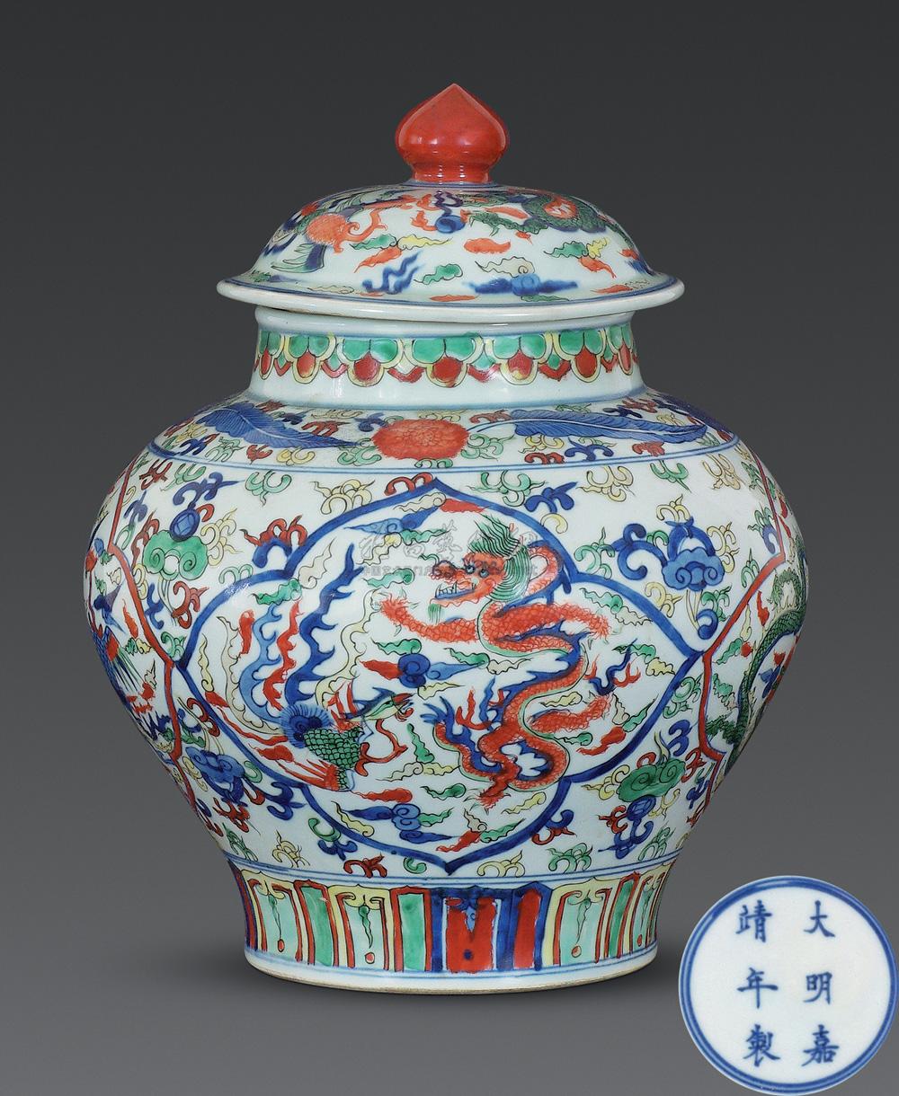 明嘉靖 五彩开光龙凤纹盖罐