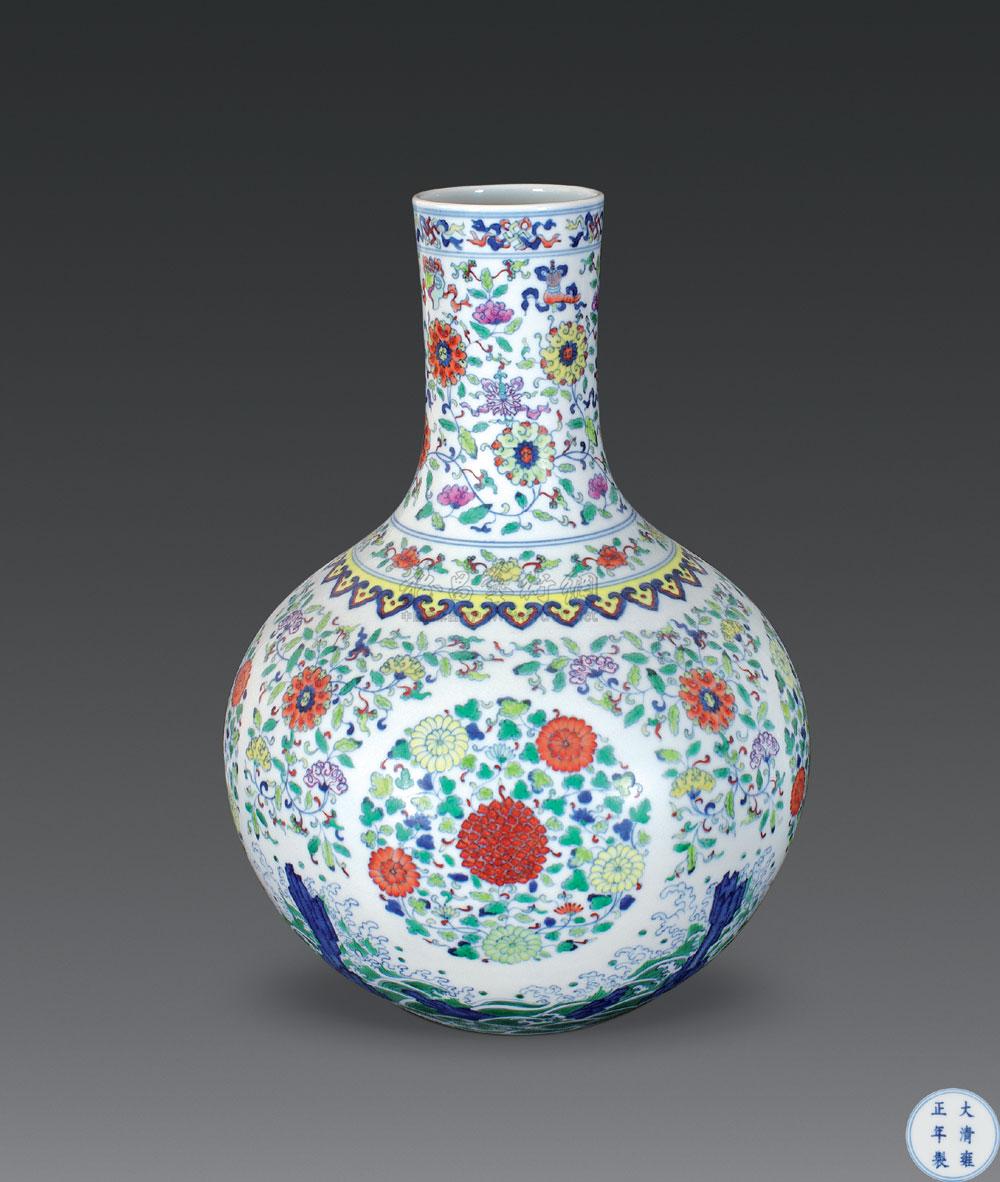 清雍正 斗彩团花海水天球瓶成交价未提供拍卖时间2010-11-07拍品信息
