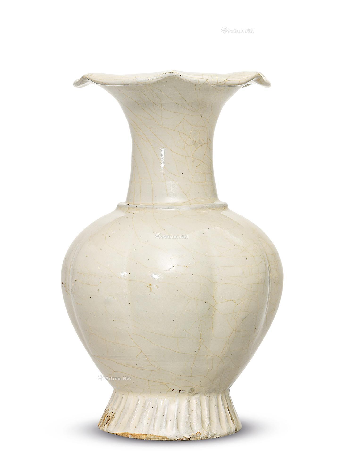 北宋 磁州窑白釉瓜棱瓶