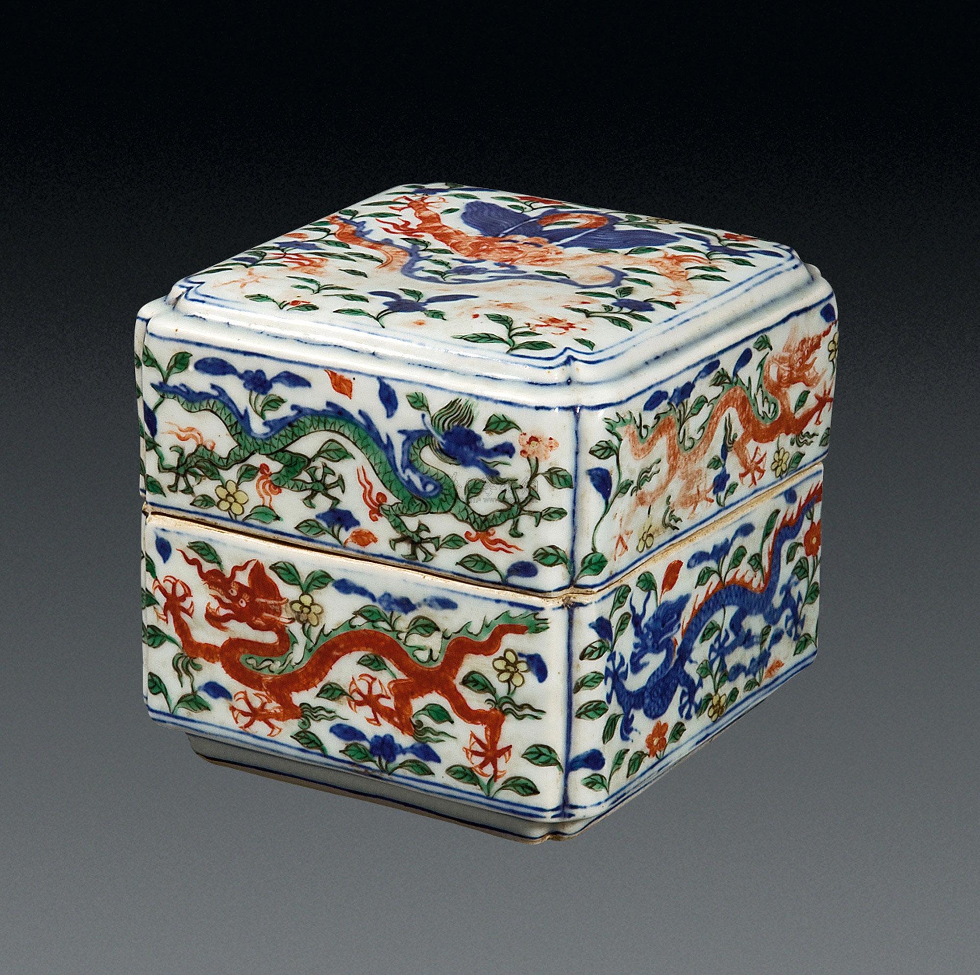 明嘉靖 五彩龙纹方盖盒