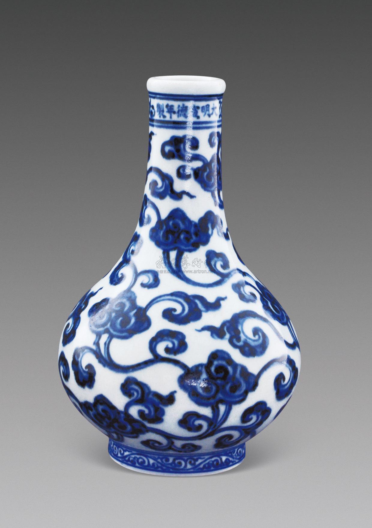 宣德款青花缠枝灵芝纹长颈瓶