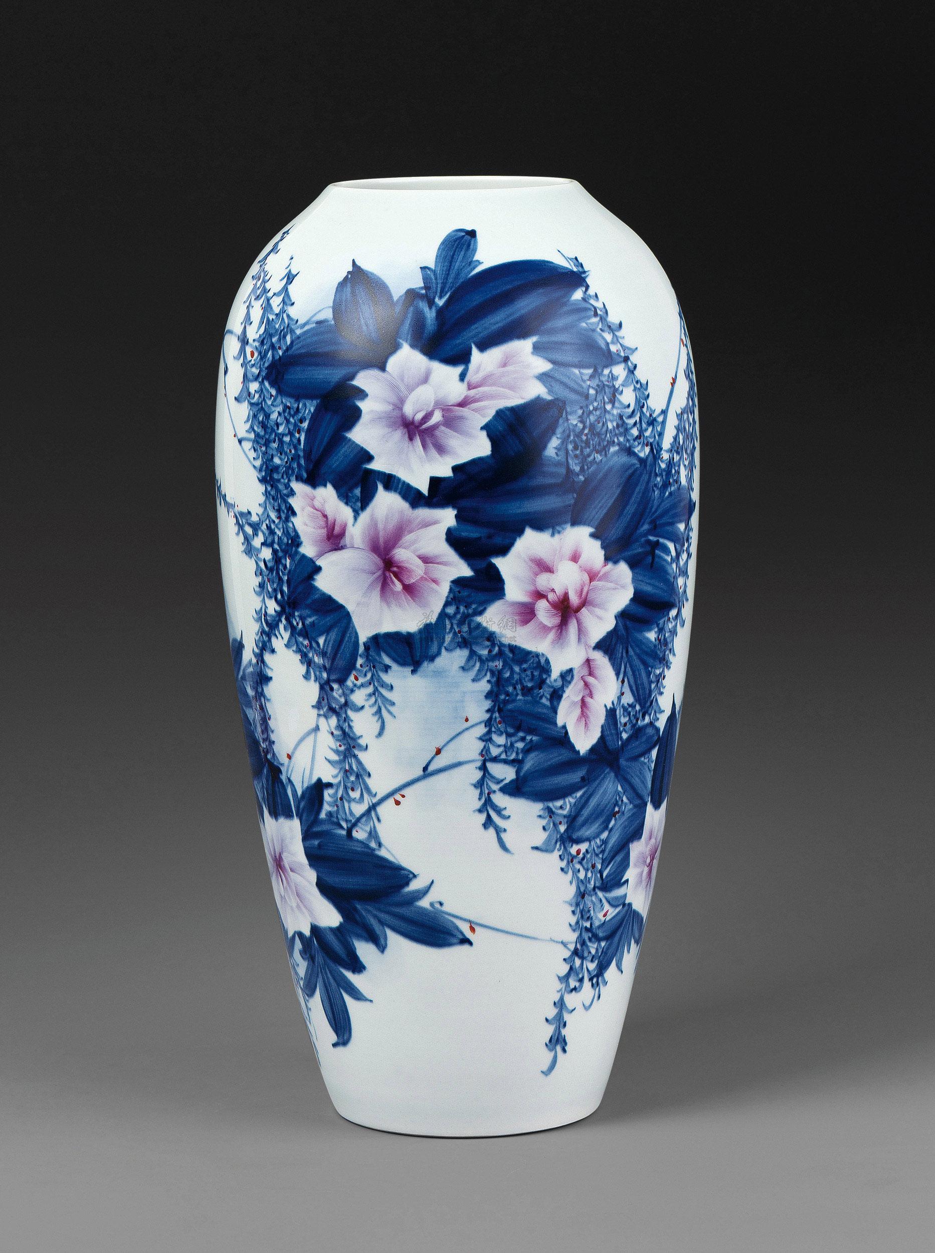 戚培才 春韵 指画青花斗彩瓷瓶