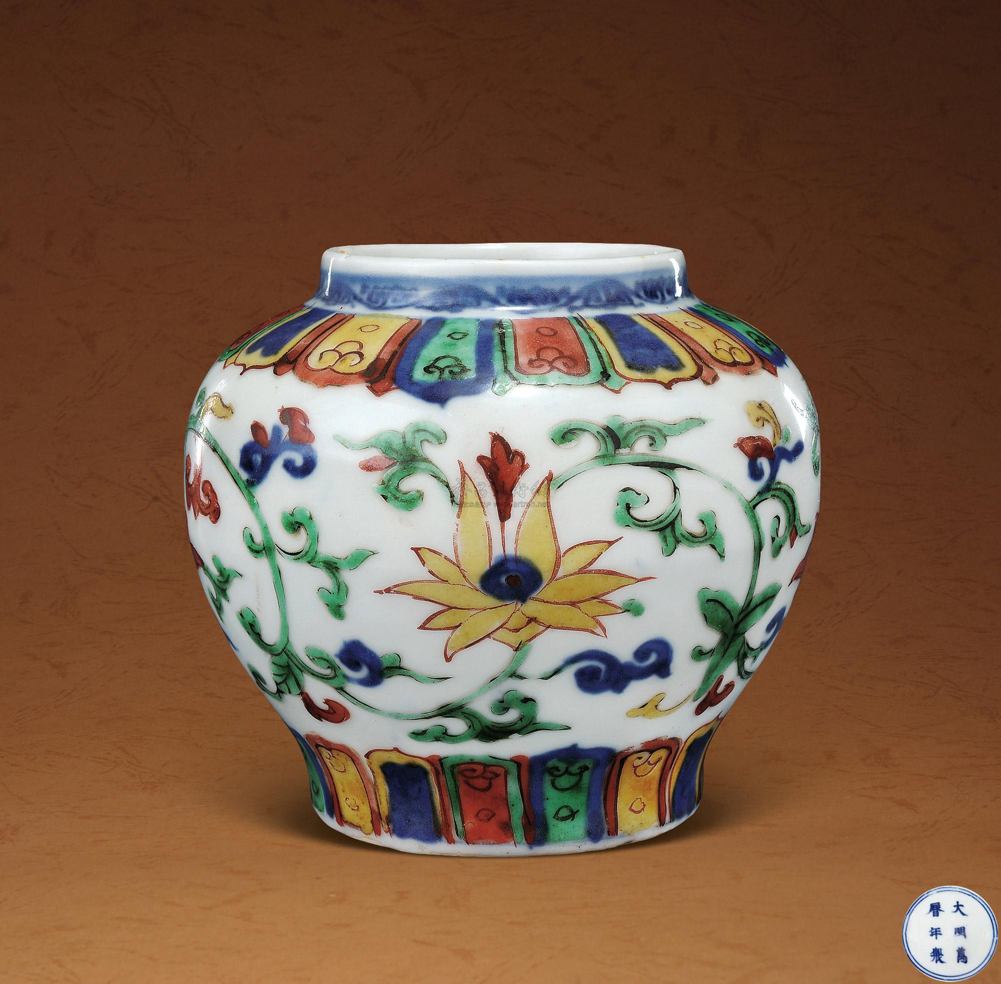 明万历 五彩缠枝莲纹小罐