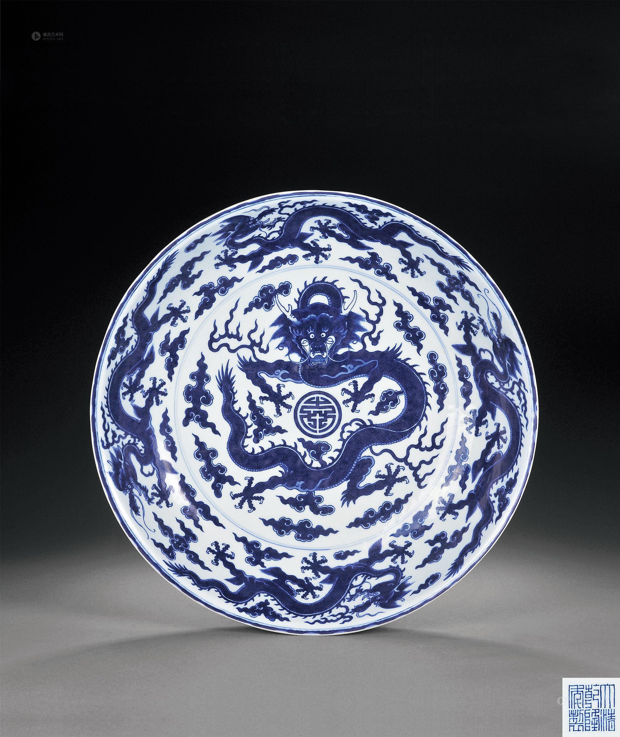 清乾隆 青花龙捧寿纹大盘