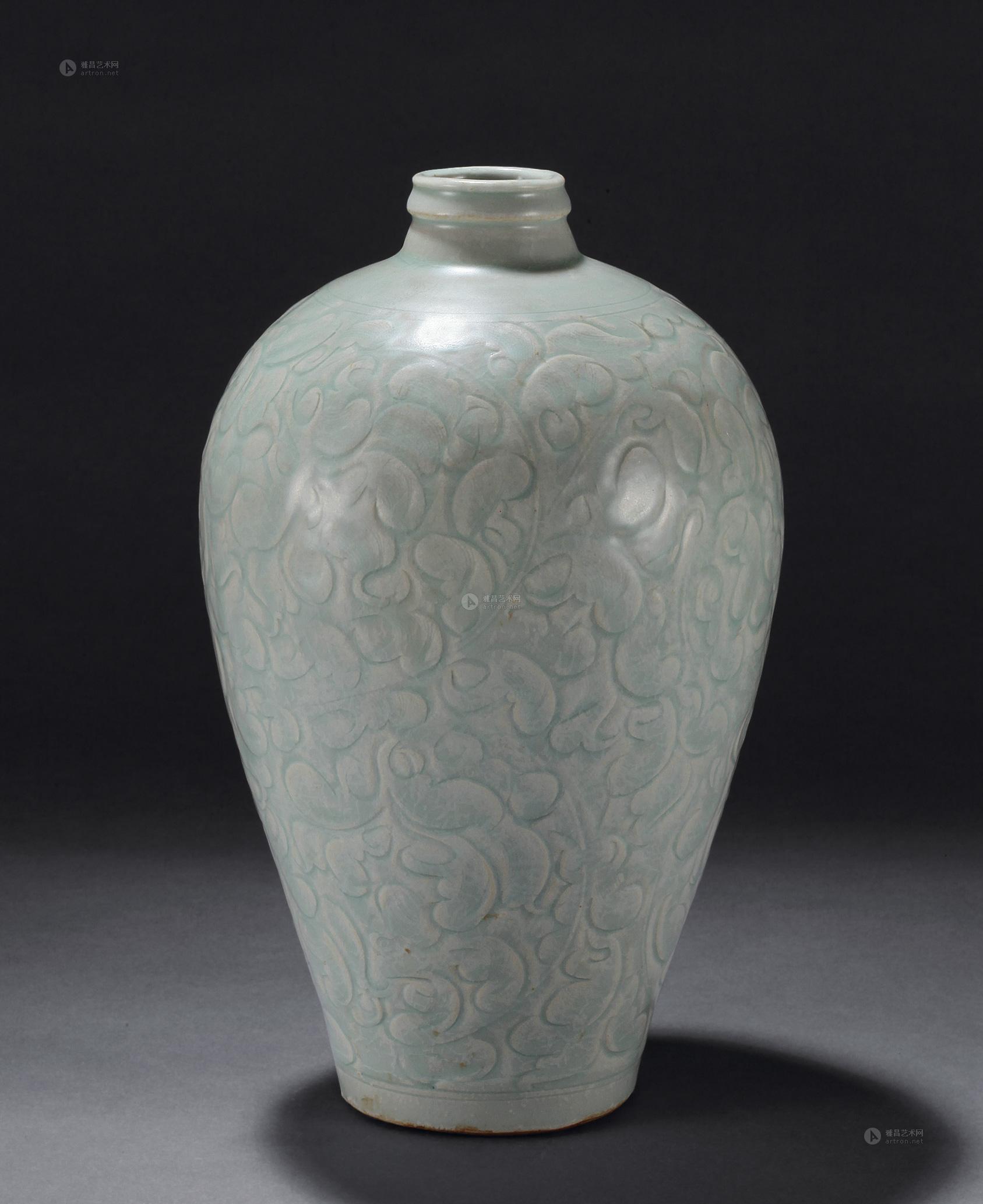 宋 影青釉刻牡丹纹梅瓶