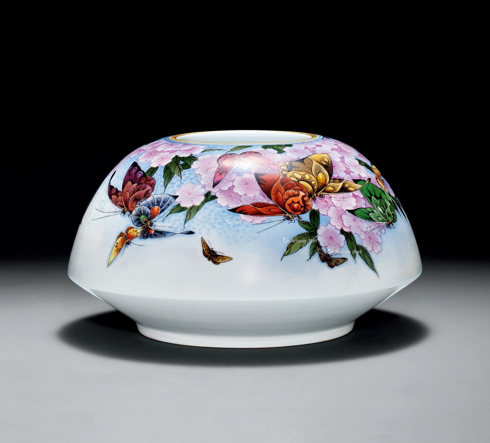 况坚  蝶影 釉上彩瓷瓶