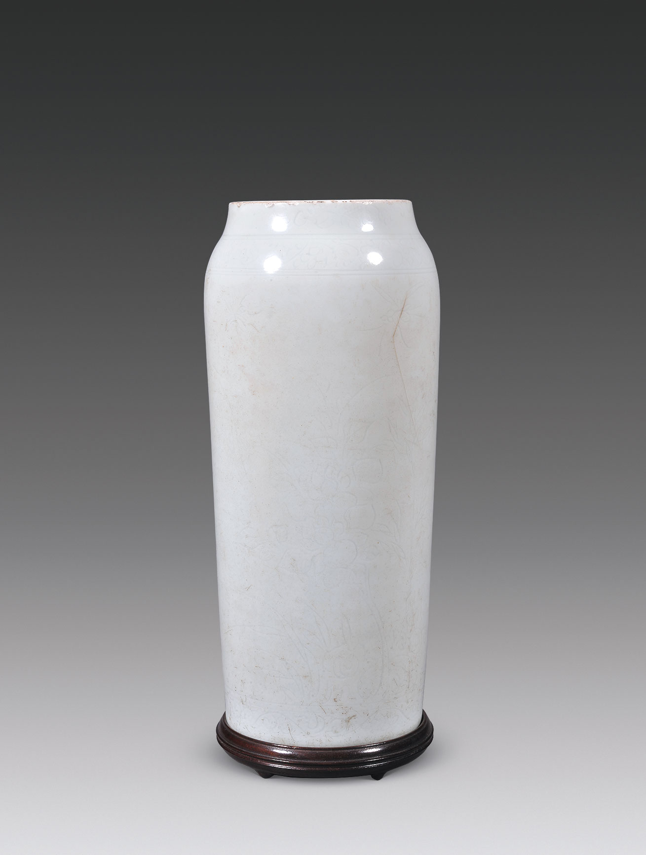 明崇祯 白釉暗刻花竹纹筒瓶