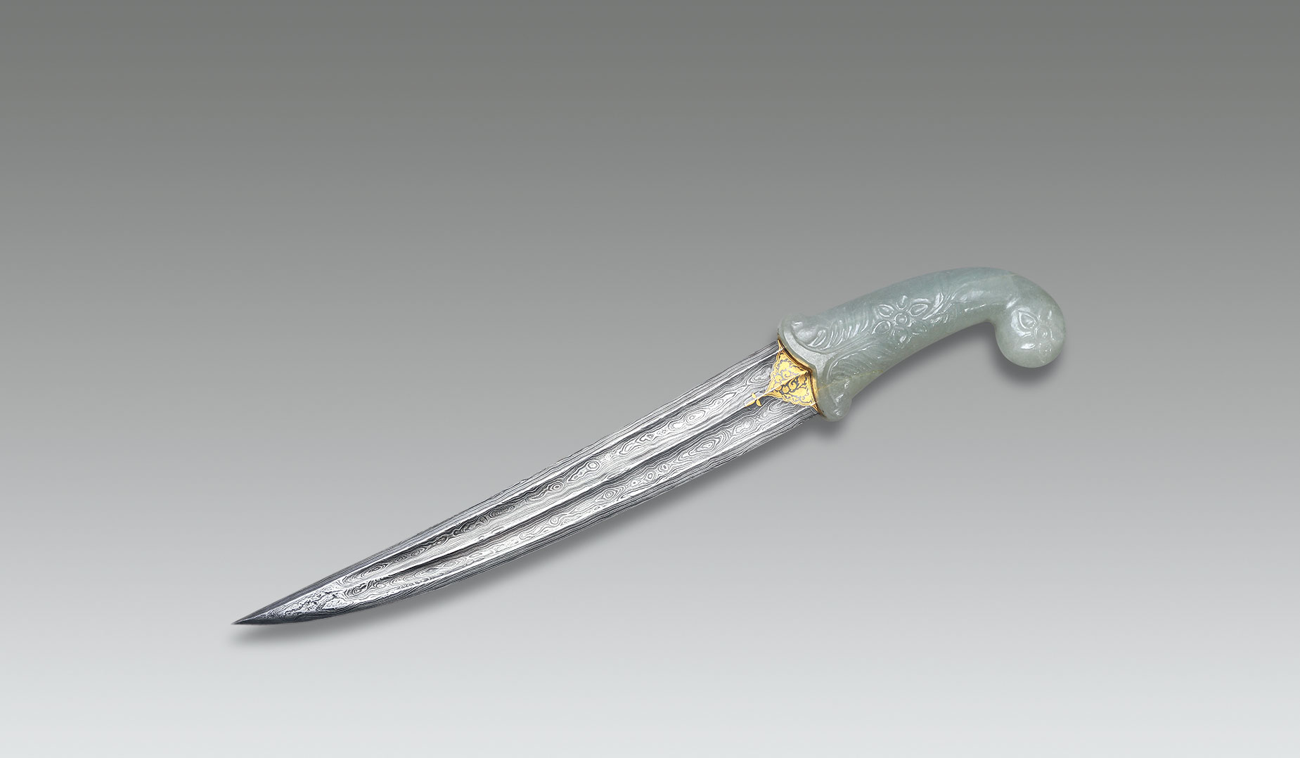 青玉柄花纹钢匕首