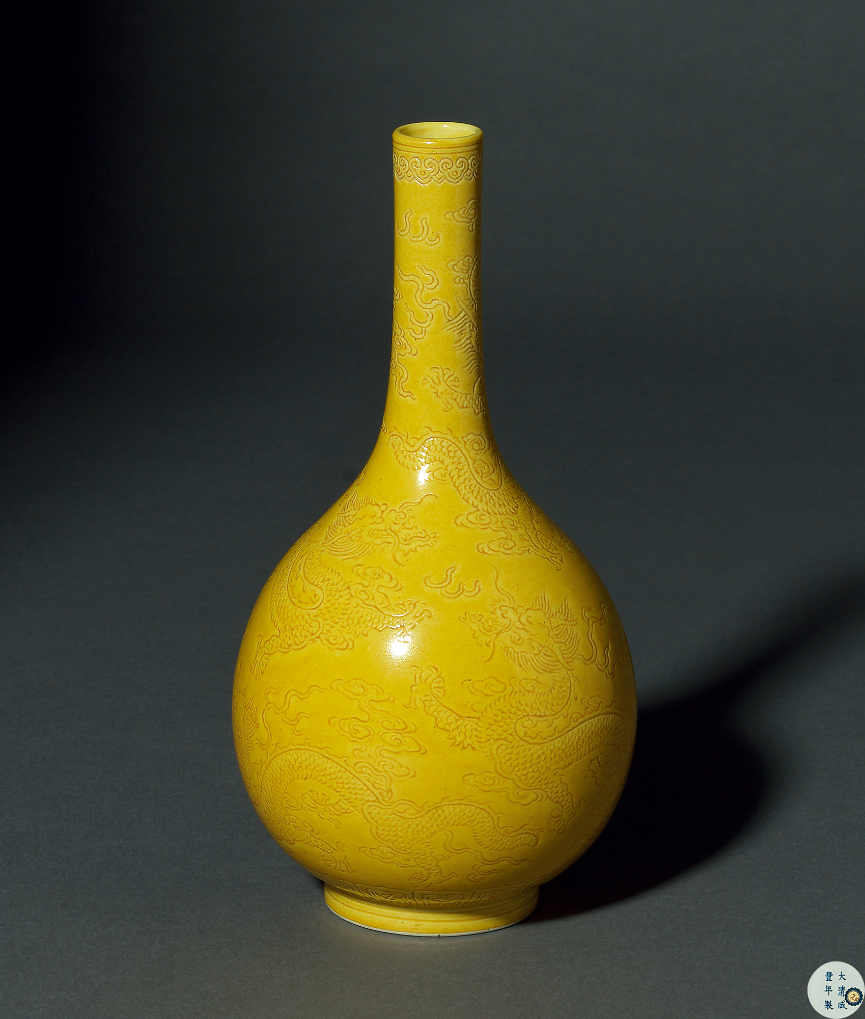 黄釉暗刻龙纹瓶拍品分类陶瓷>清代单色釉瓷器创作年代清咸丰尺寸高