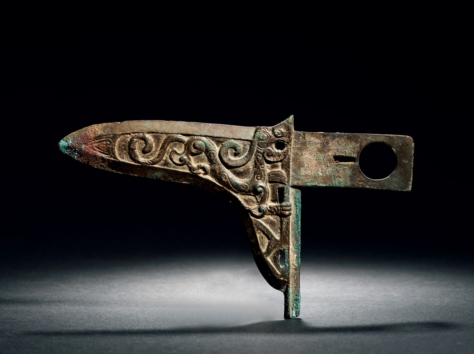 战国 螭龙纹青铜戈