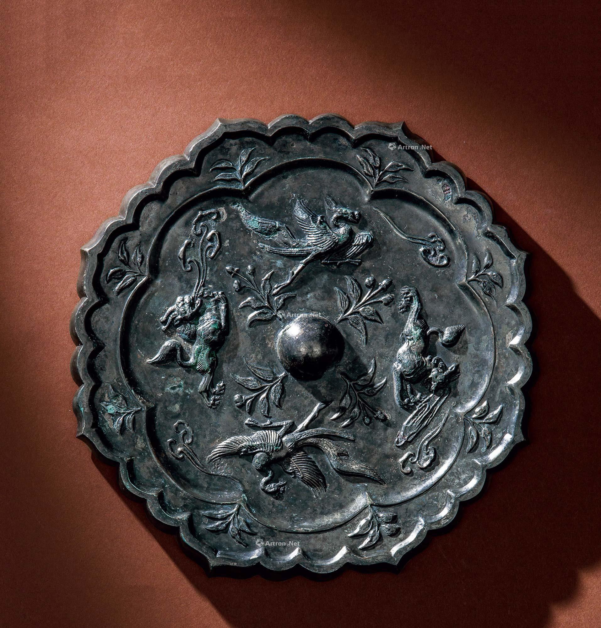 菱花形双鸾双兽镜