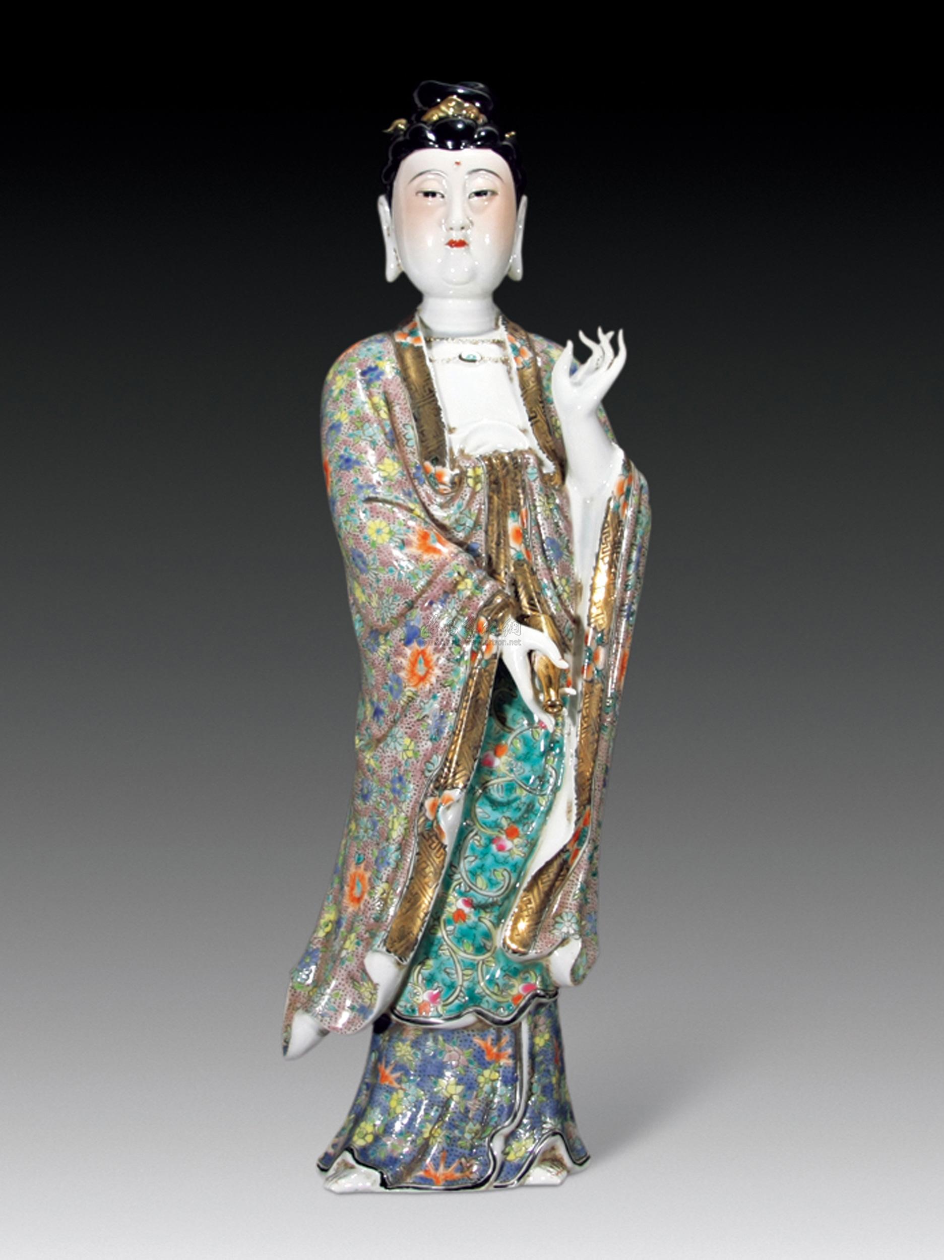 福建会馆粉彩描金观音立像