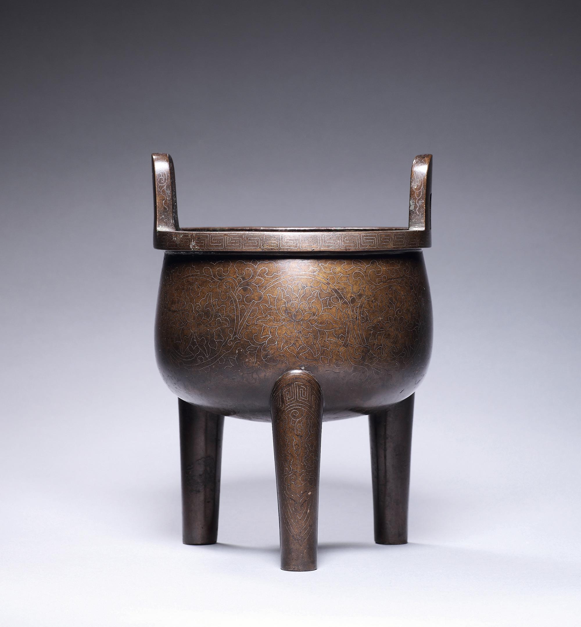 清早期 铜错银三足鼎式炉