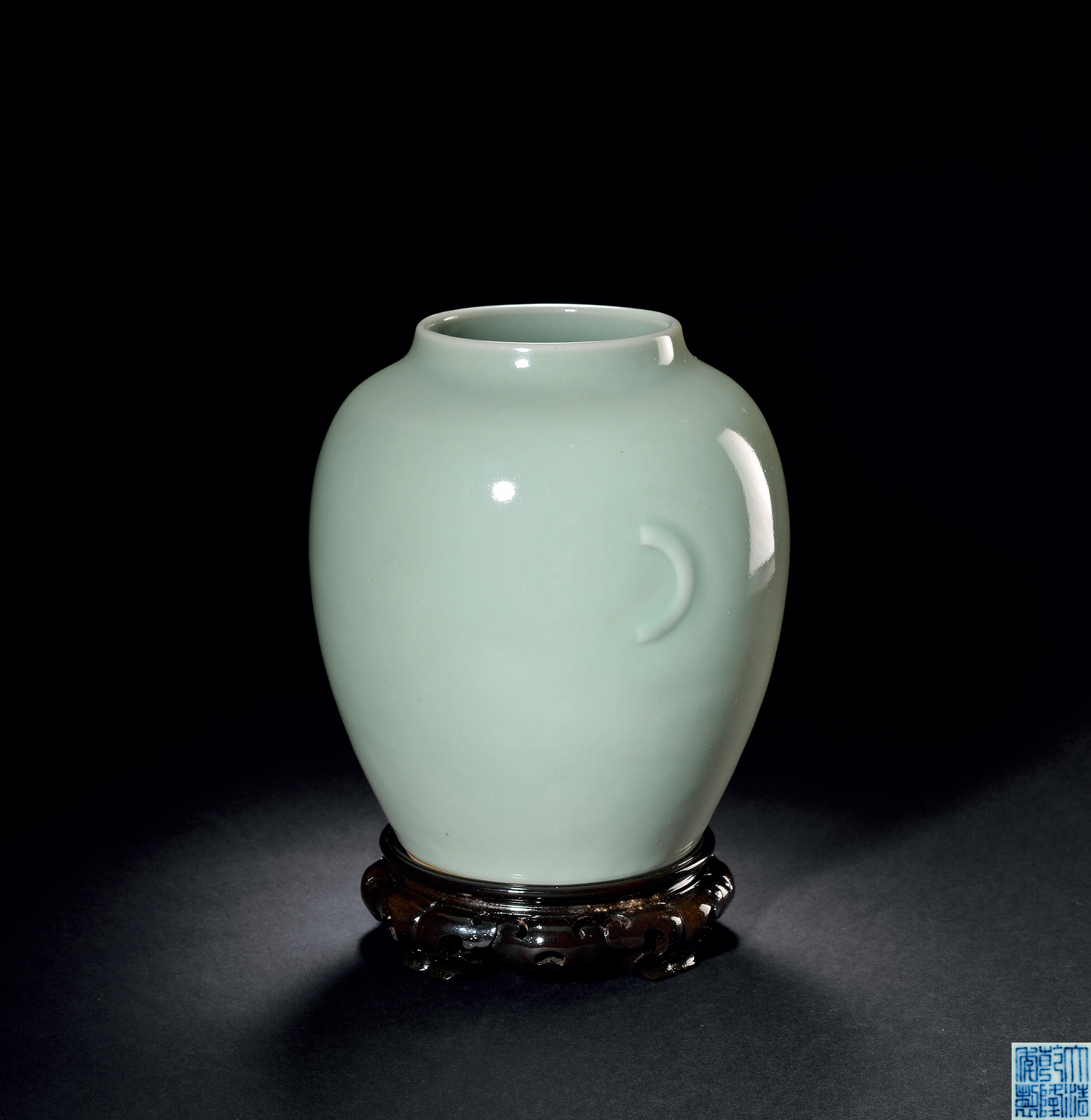 清乾隆 豆青釉日月罐