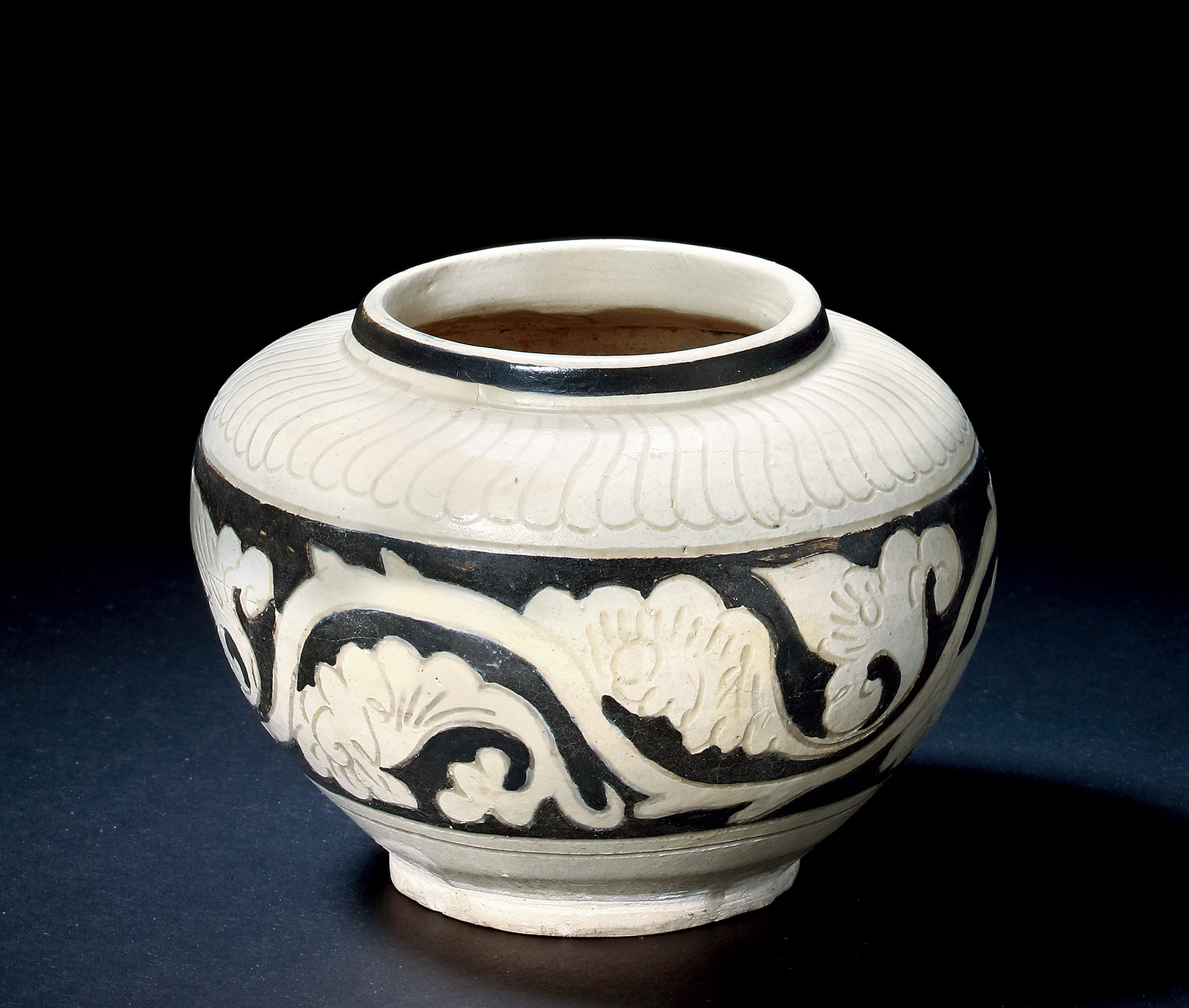 北宋 磁州窑剔花蔓草纹罐