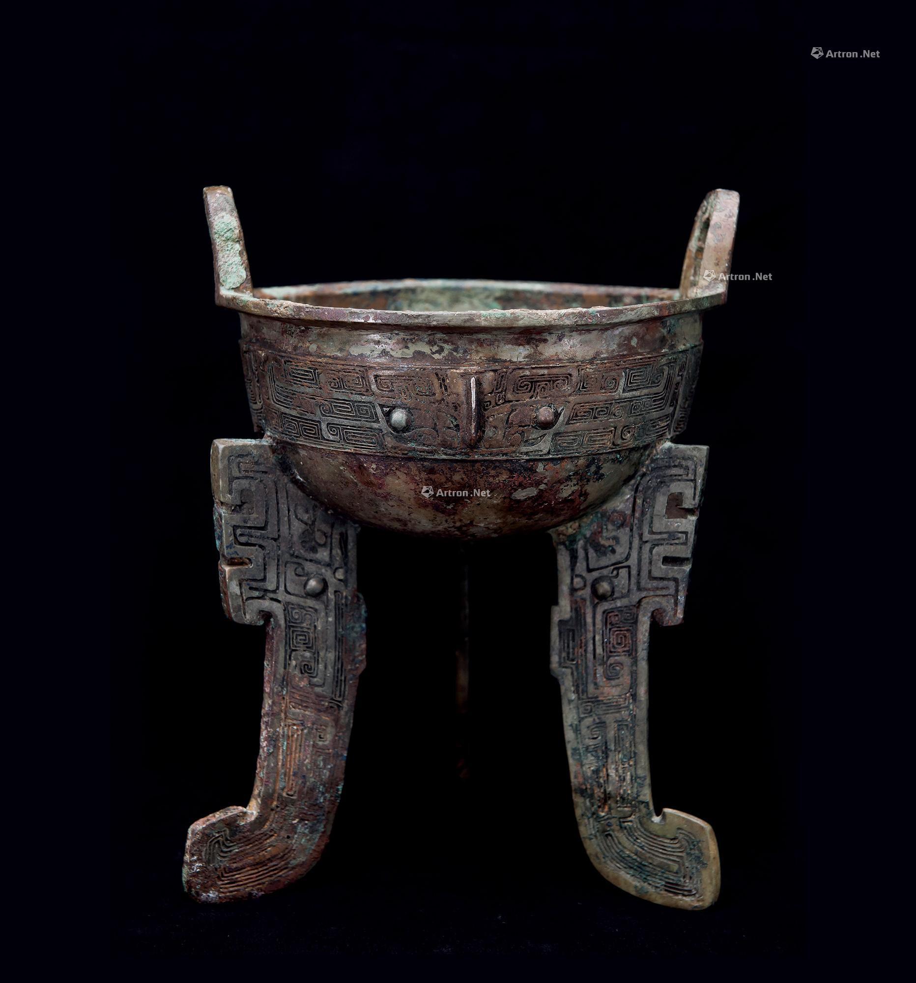 商代晚期 青铜龙纹扁足鼎