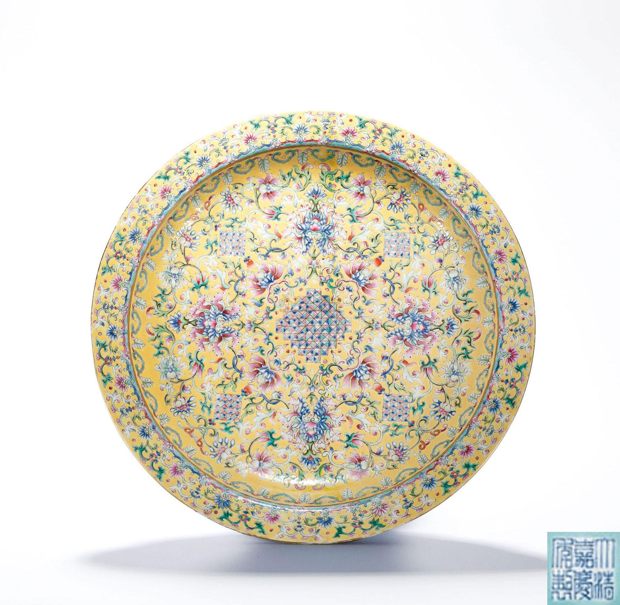 清嘉庆 粉彩黄地西番莲纹折沿盘