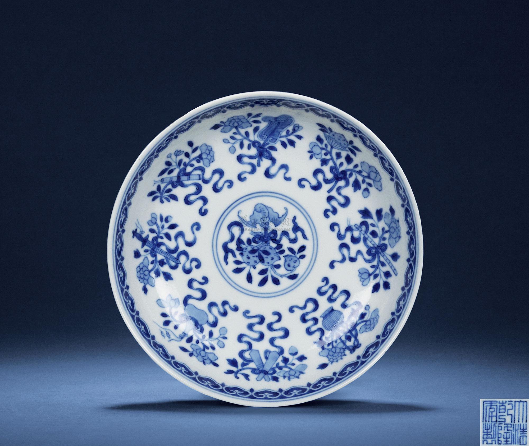 清乾隆 青花八宝纹盘