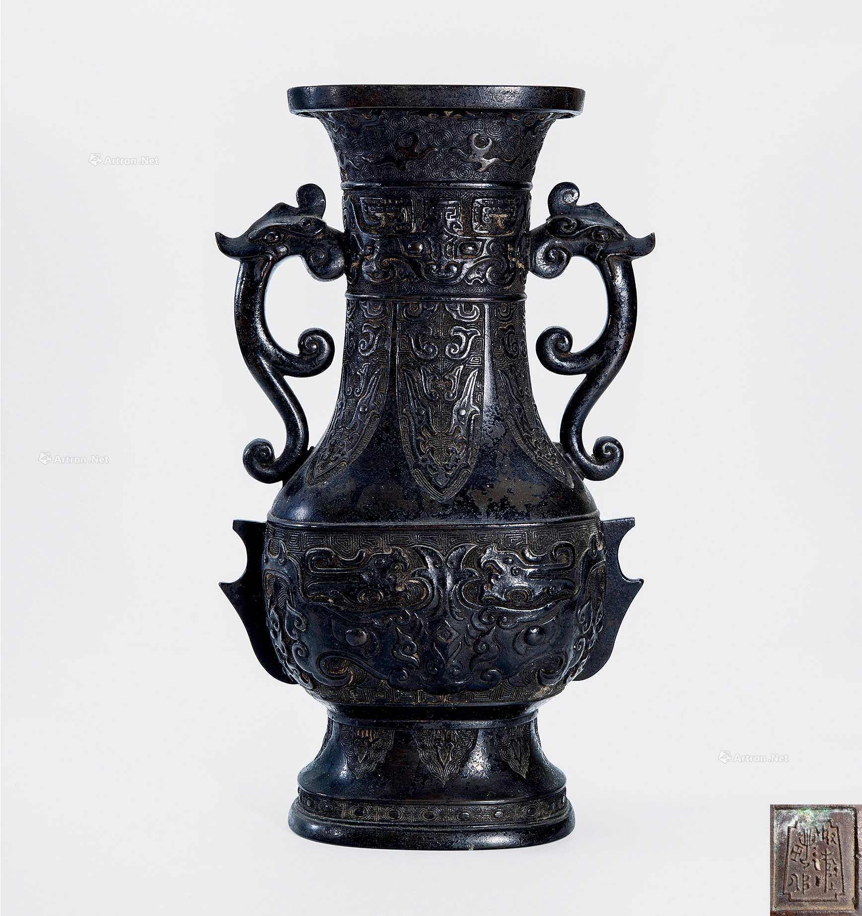 清早期 铜蝉纹双螭耳瓶