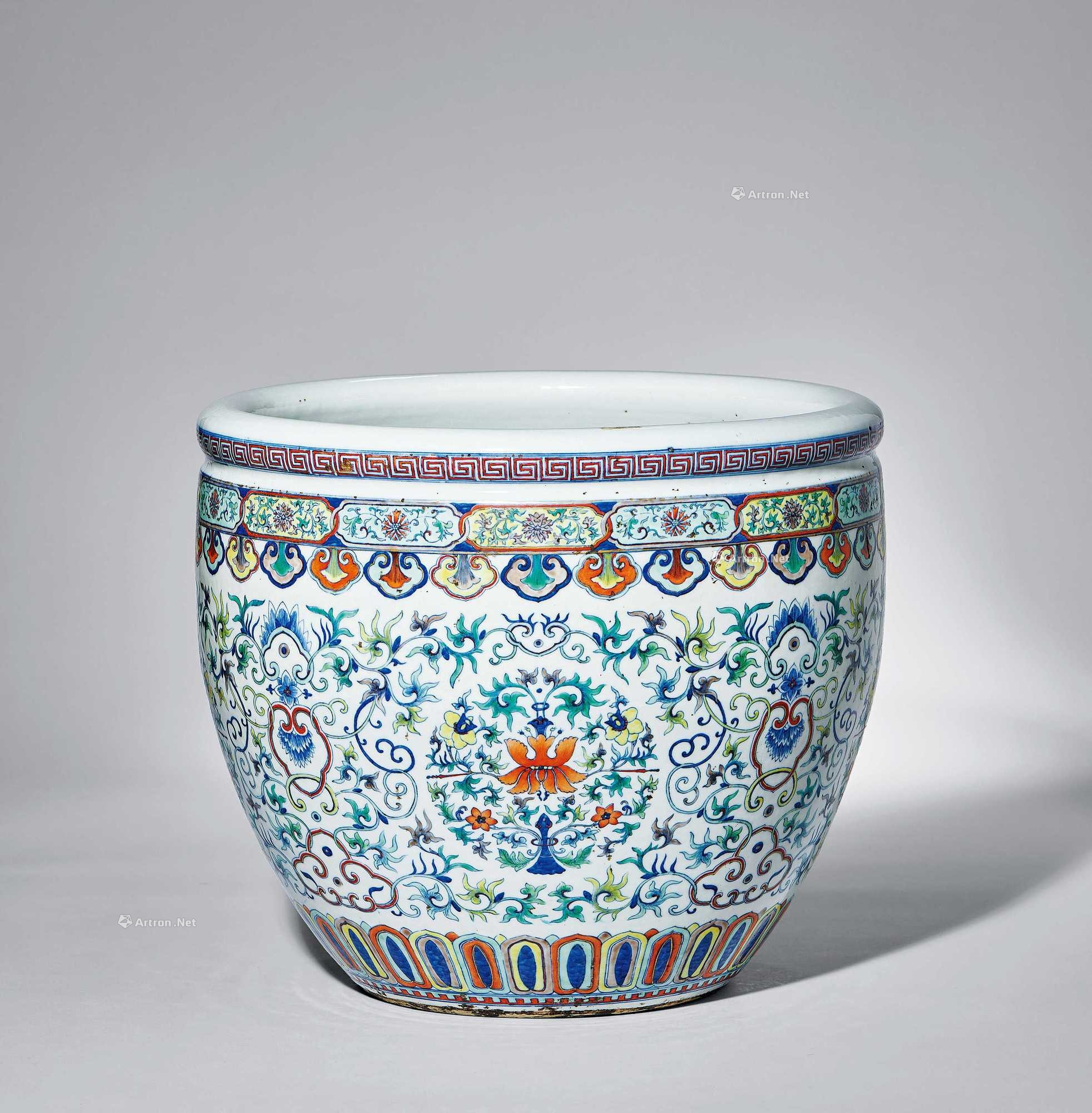 斗彩团花卷草纹缸拍品分类陶瓷>清代斗彩瓷器创作年代清乾隆尺寸直径
