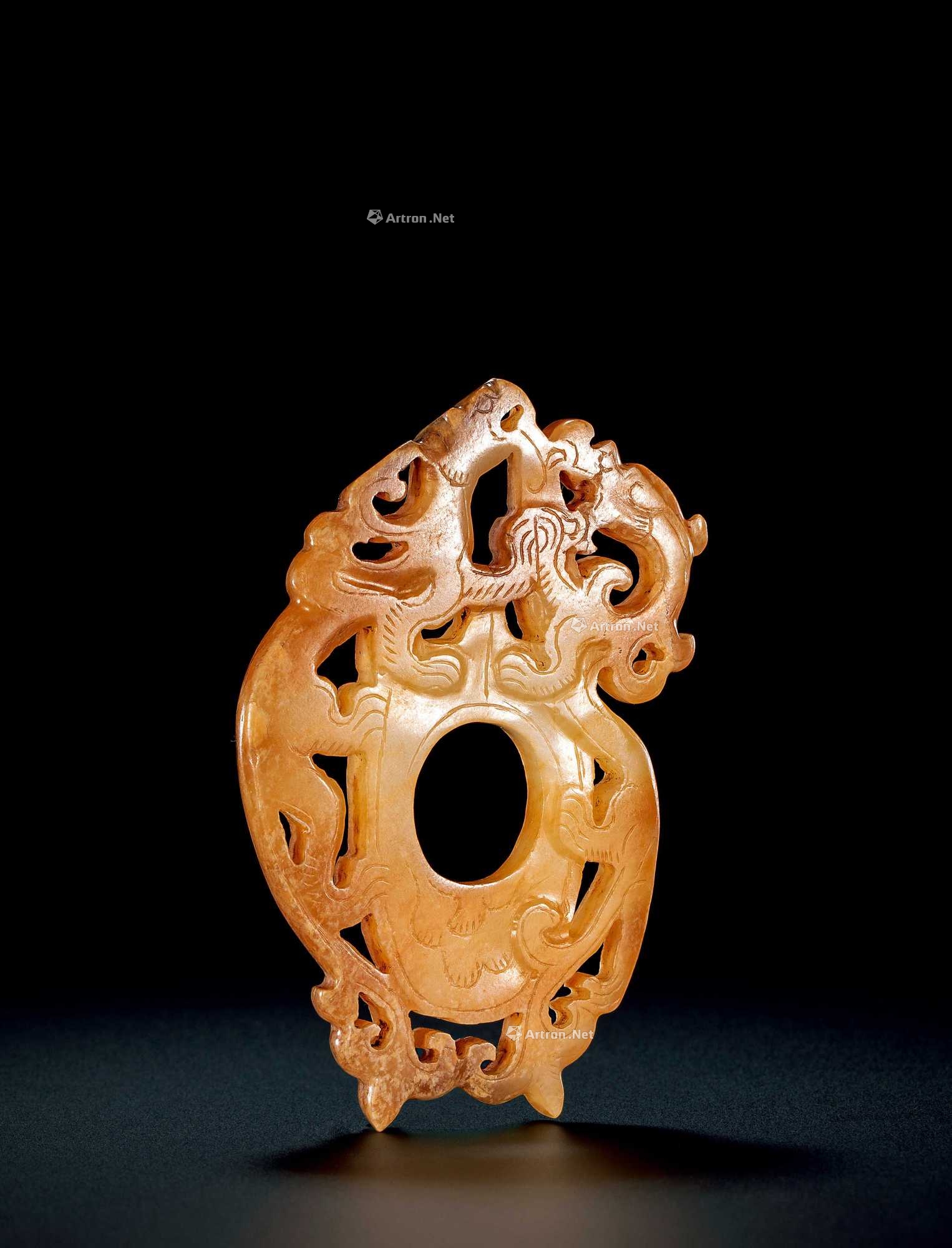 清代 白玉龙虎纹韘形佩