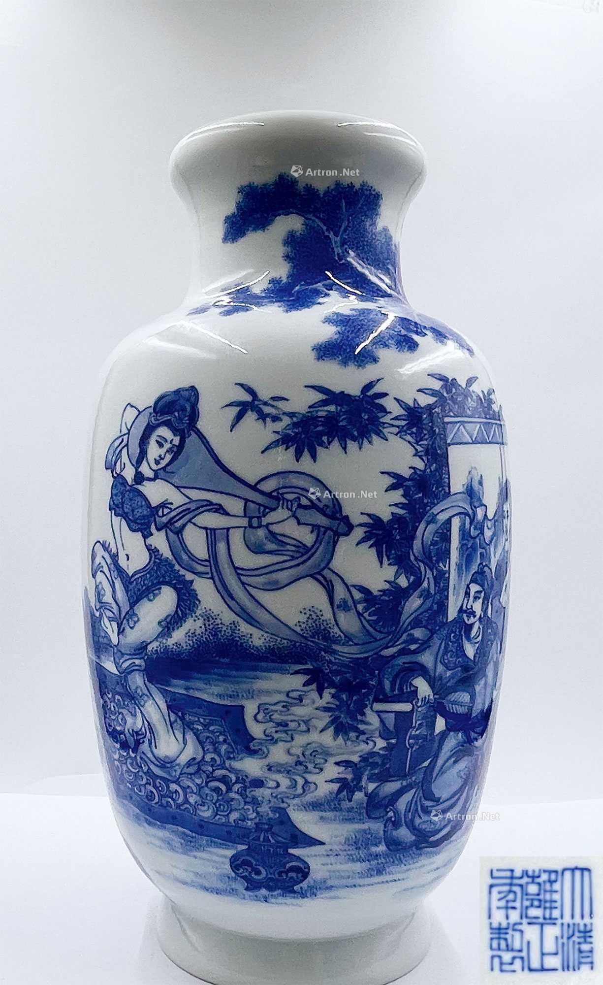 清代 青花人物灯笼瓶