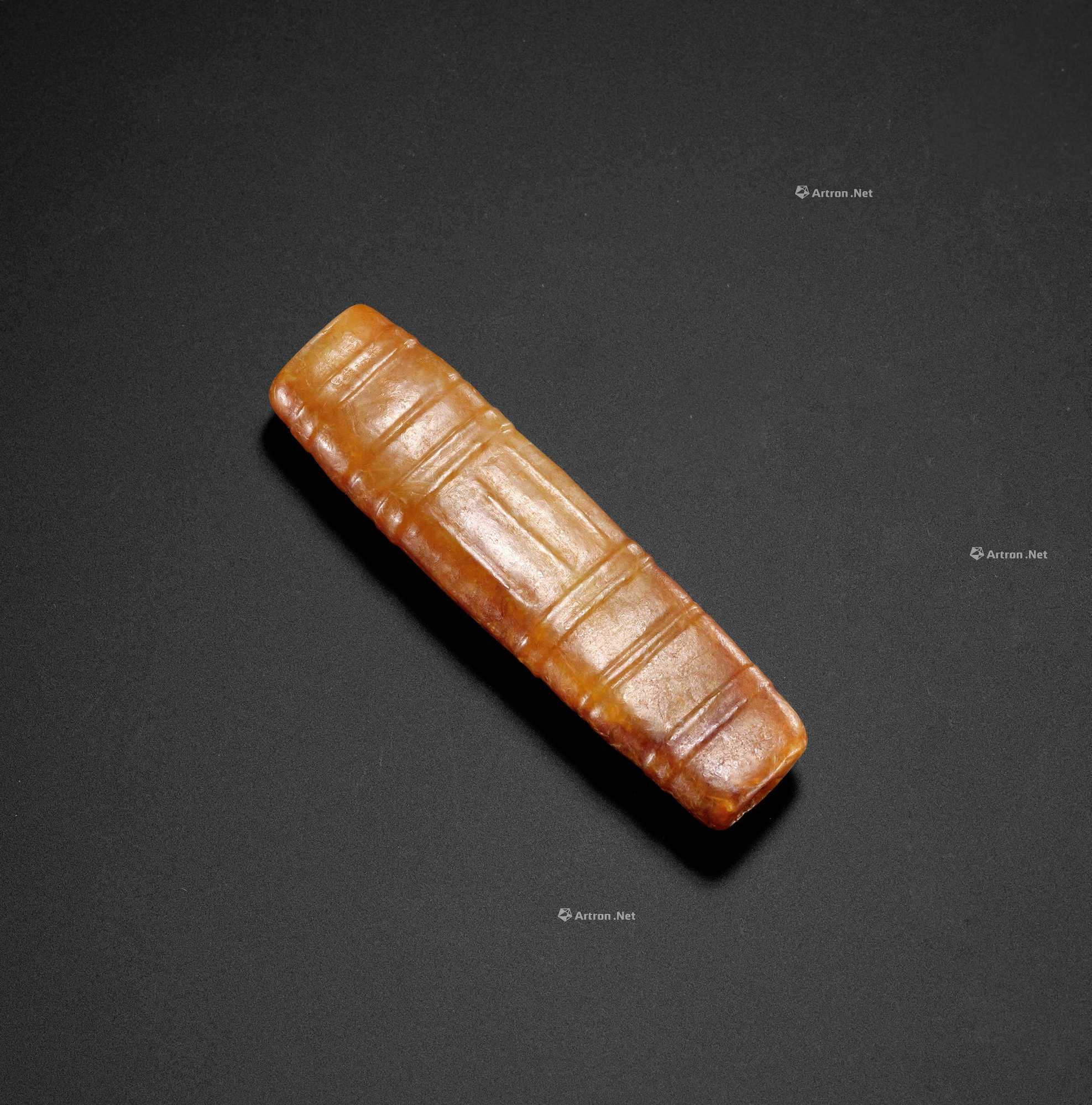 清 黄玉满红沁弦纹勒子