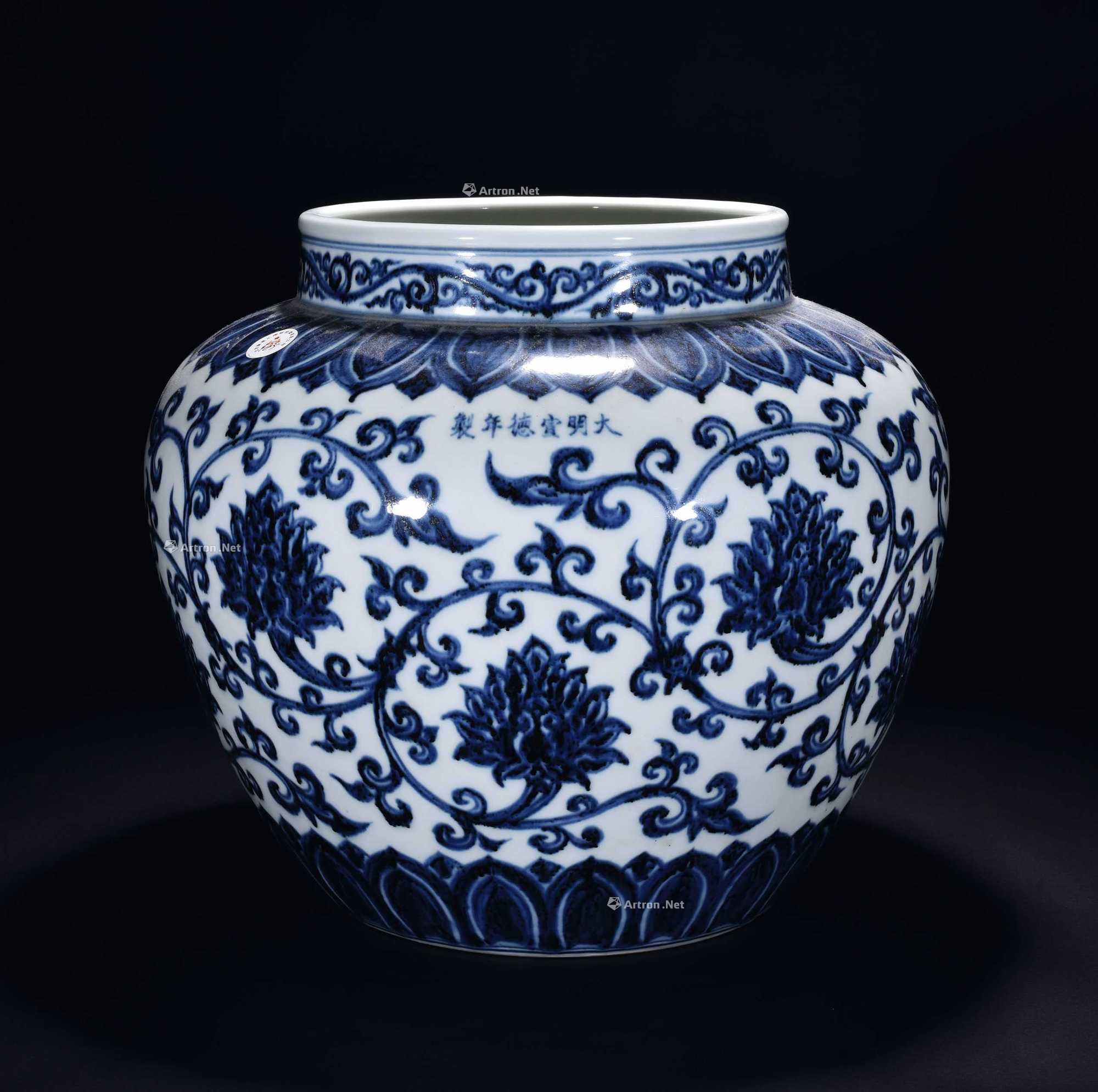 青花缠枝莲纹罐