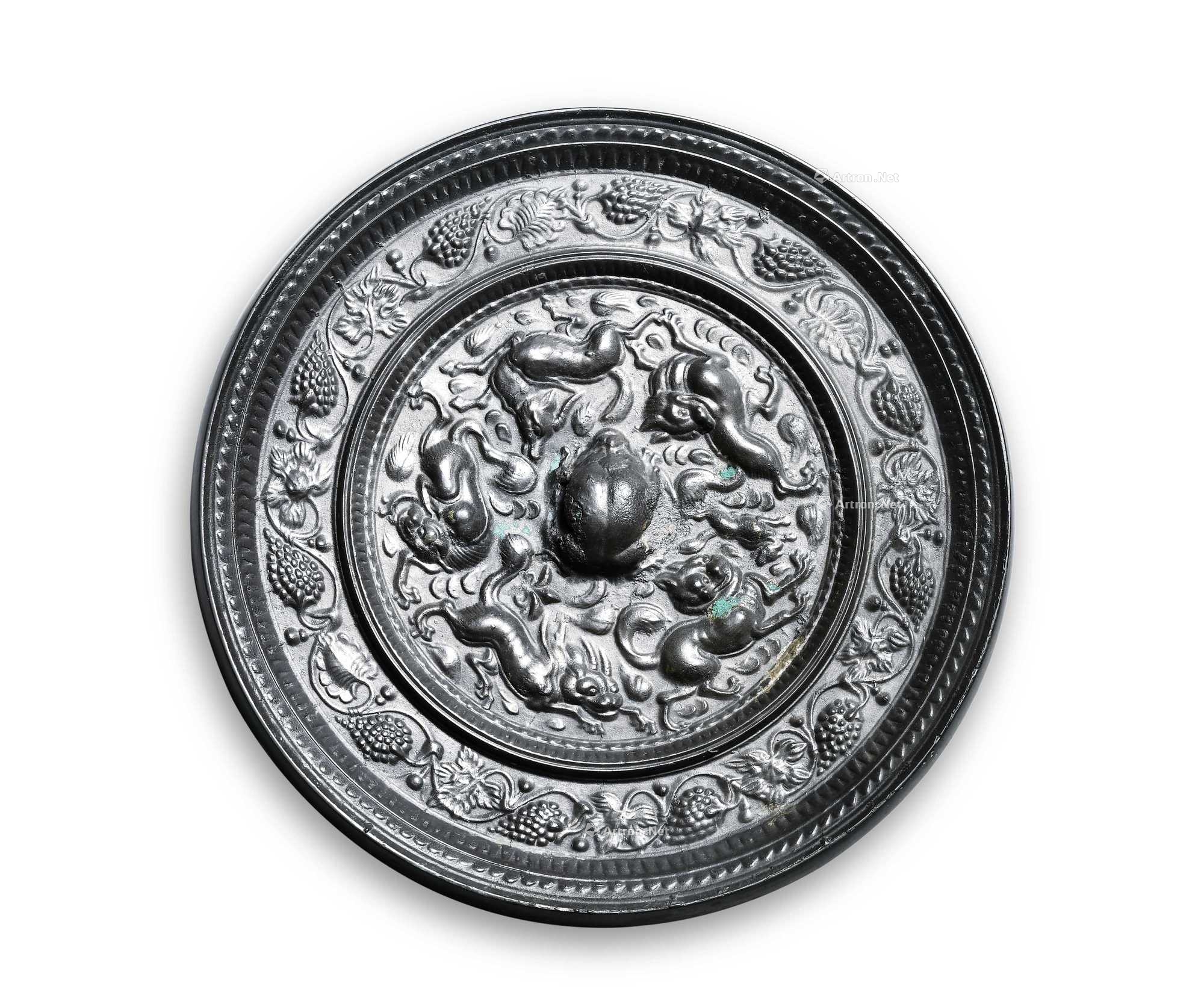 明 瑞兽葡萄纹镜